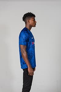 Kenny wearing a size L jersey